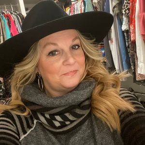 Meet your Posher, Crystal